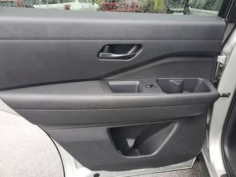 Used 2025 Nissan Pathfinder SV w/ SV Premium Package FWD image 12