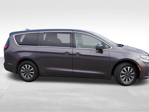 Used 2022 Chrysler Pacifica Touring-L w/ Uconnect Theater Family Group FWD image 2