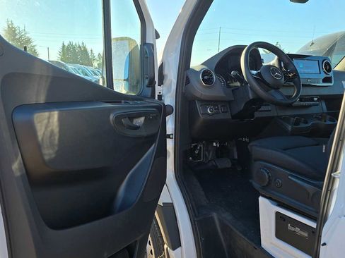 Used 2025 Mercedes-Benz Sprinter 2500 image 21