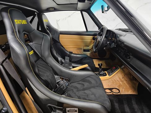 Used 1995 Porsche 911 Carrera RWD image 2