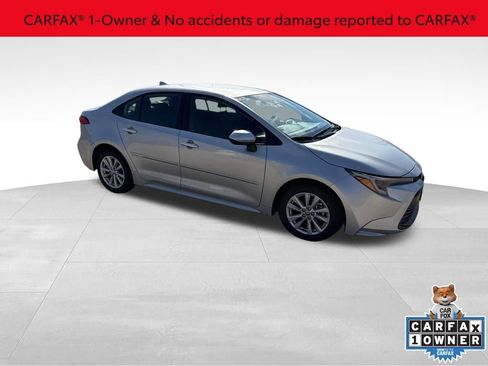 Used 2025 Toyota Corolla LE w/ LE Premium Package image 2