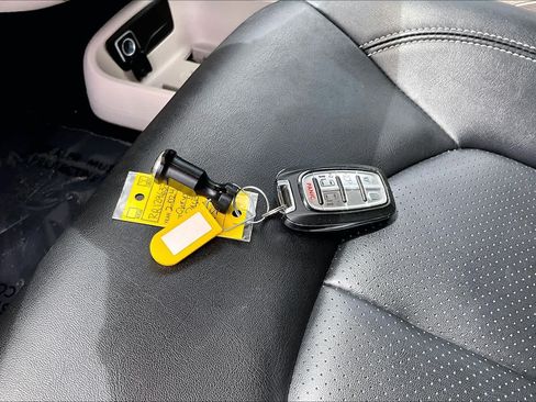 Used 2024 Chrysler Pacifica Touring-L FWD image 15