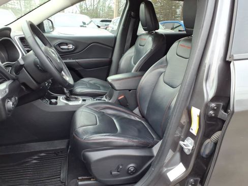 Used 2014 Jeep Cherokee Trailhawk w/ Technology Group AWD/4WD image 17