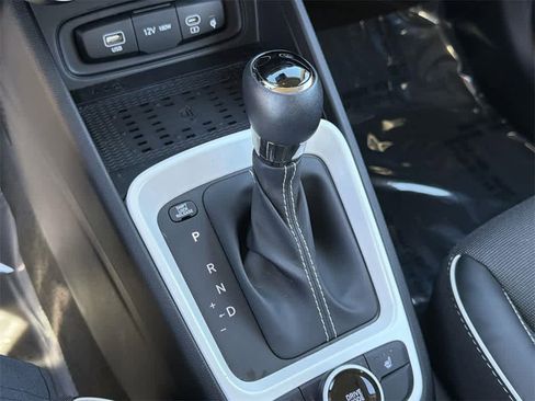 Certified 2024 Hyundai Venue Limited image 17