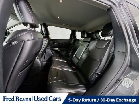 Used 2019 Jeep Cherokee Latitude Plus w/ Cold Weather Group AWD/4WD image 23