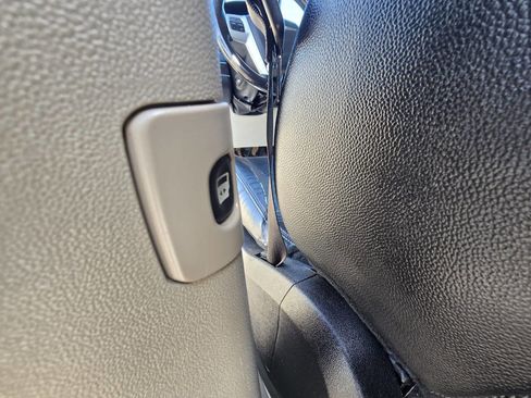 Used 2014 Chrysler Town & Country Touring-L w/ Driver Convenience Group image 40