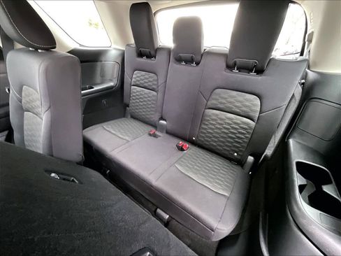 Used 2024 Nissan Pathfinder SV image 16