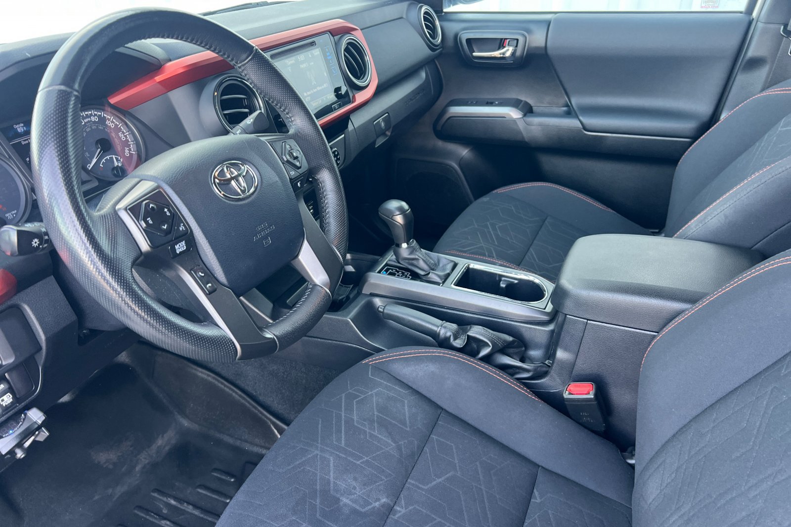 Used 2017 Toyota Tacoma TRD Off-Road w/ Tow Package AWD/4WD image 4