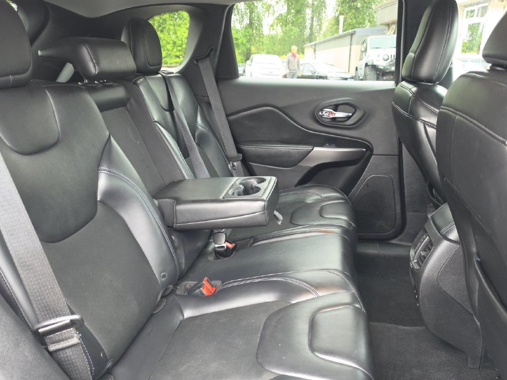 Used 2019 Jeep Cherokee Latitude Plus FWD image 18