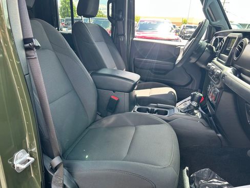 Certified 2023 Jeep Gladiator Sport AWD/4WD image 23