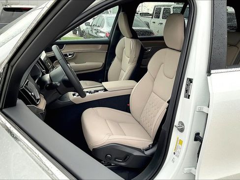 New 2025 Volvo XC90 T8 Core image 22