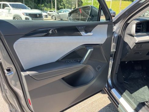 New 2025 Volkswagen Tiguan SE image 5