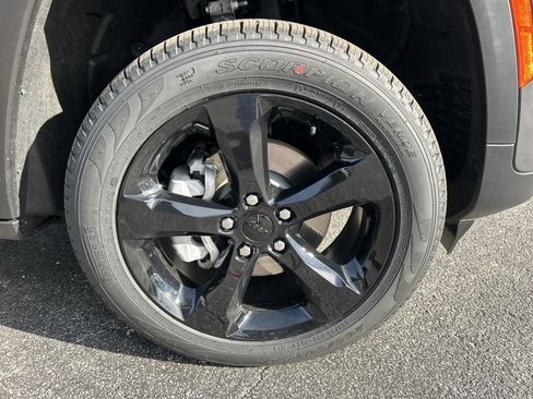 New 2025 Jeep Grand Cherokee Limited w/ Black Appearance Package image 11