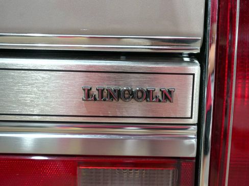 Used 1988 Lincoln Town Car Signature RWD image 26