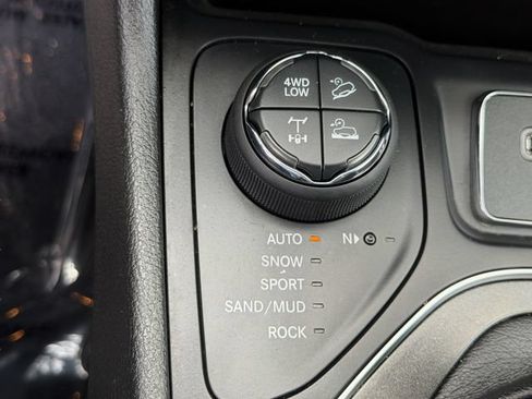 Used 2019 Jeep Cherokee Trailhawk w/ Cold Weather Group AWD/4WD image 27