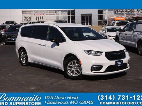 Used 2025 Chrysler Pacifica Select image 1