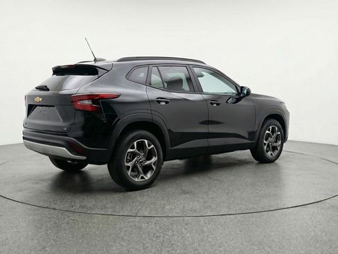 Used 2025 Chevrolet Trax LT FWD image 9