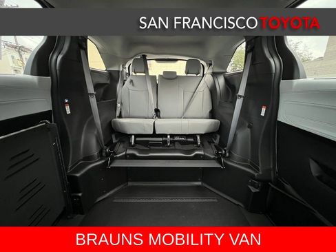 Used 2025 Toyota Sienna XLE image 21