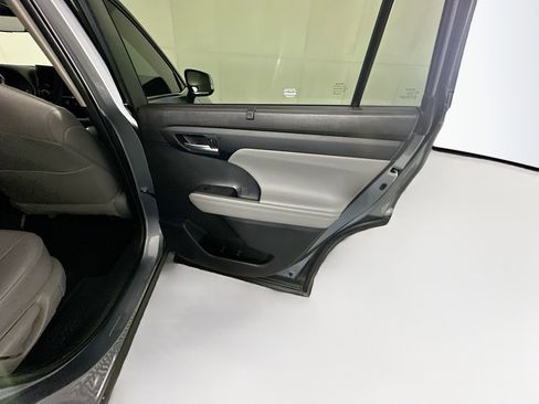 Used 2024 Toyota Highlander XLE image 33