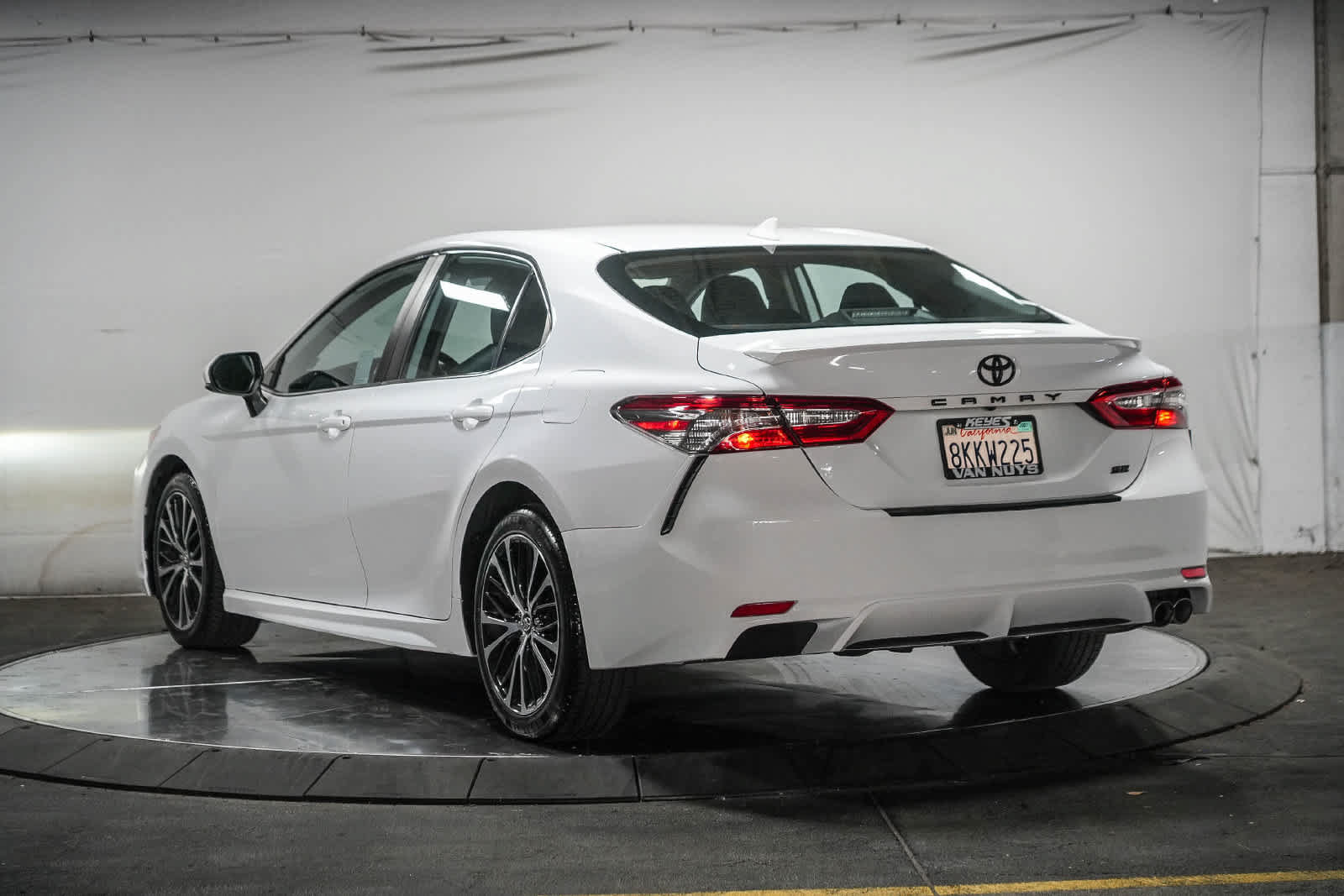 Used 2019 Toyota Camry SE w/ Carpet Mat Package FWD image 5