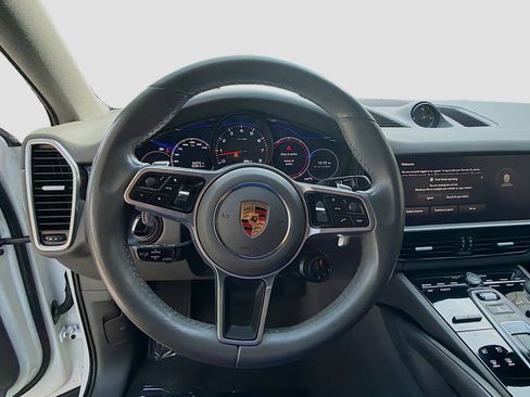 Used 2023 Porsche Cayenne Platinum Edition image 10
