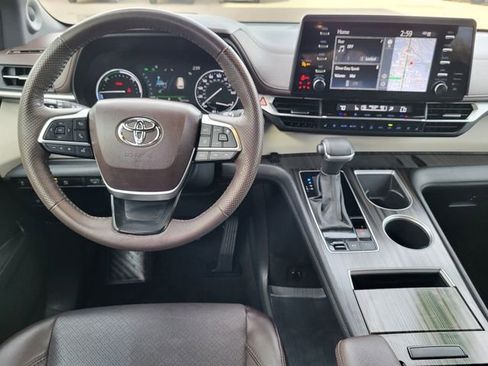 Used 2023 Toyota Sienna Platinum image 17