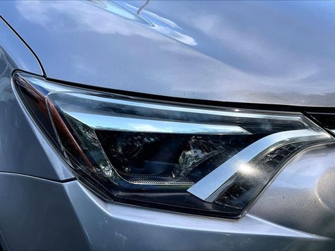 Used 2018 Toyota RAV4 Limited AWD/4WD image 26