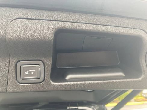 Used 2023 GMC Acadia SLT AWD/4WD image 10