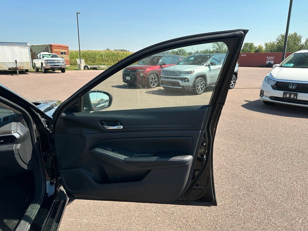 Used 2025 Nissan Altima 2.5 SV AWD/4WD image 29