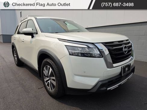 Used 2024 Nissan Pathfinder SL FWD image 11