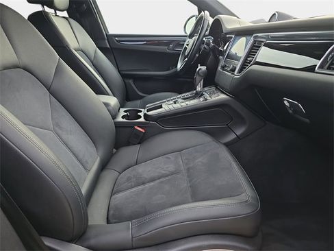Used 2017 Porsche Macan Base image 12