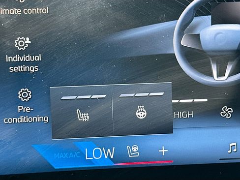 Certified 2025 BMW 740i w/ Premium Package RWD image 21