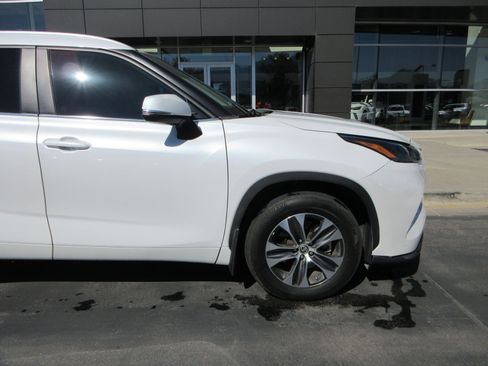 Used 2023 Toyota Highlander XLE AWD/4WD image 13