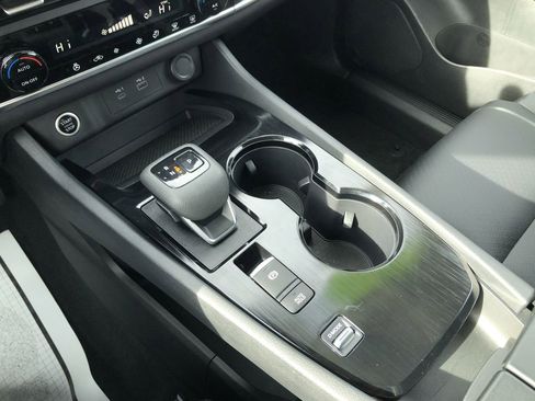 Used 2023 Nissan Rogue SV w/ SV Premium B Package image 19