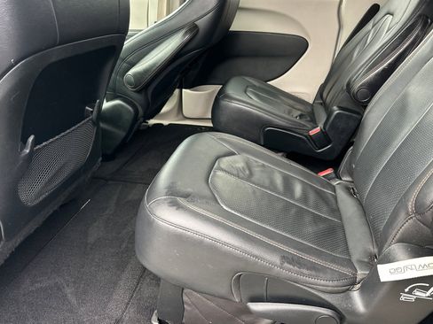 Used 2018 Chrysler Pacifica Touring-L image 12