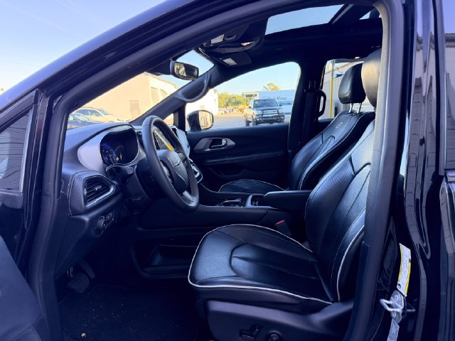 Used 2025 Chrysler Pacifica Limited FWD image 10