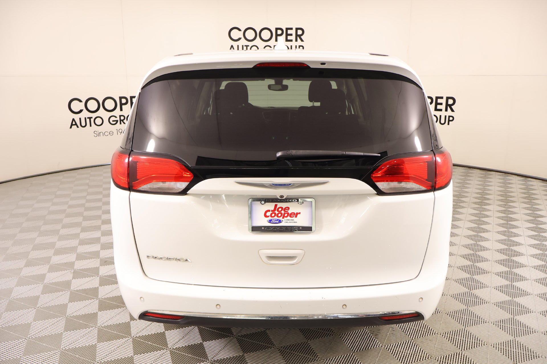 Used 2018 Chrysler Pacifica Touring Plus w/ Tire & Wheel Group FWD image 21