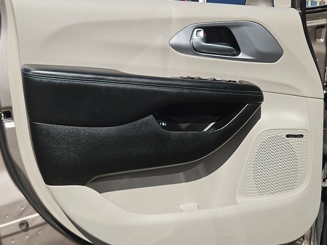 Used 2018 Chrysler Pacifica Limited w/ Advanced Safetytec Group FWD image 11