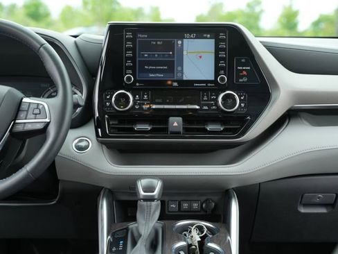 Used 2020 Toyota Highlander Limited FWD image 31