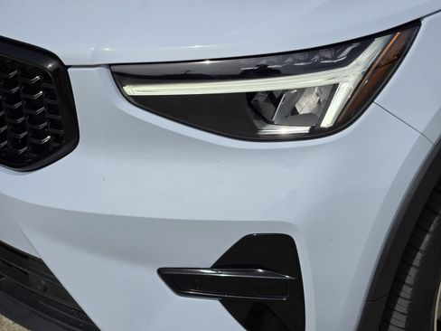 Used 2024 Volvo XC40 B5 Core image 14