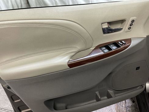 Used 2011 Toyota Sienna XLE image 13