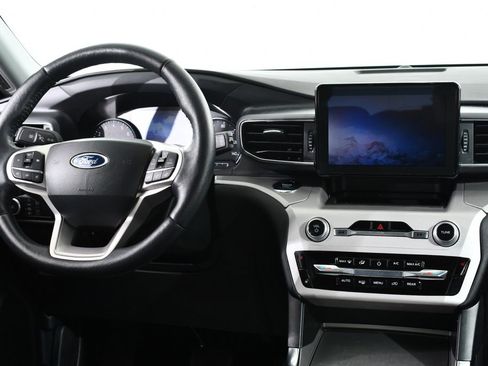 Used 2023 Ford Explorer XLT w/ Equipment Group 202A image 8