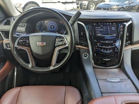 Used 2019 Cadillac Escalade Luxury AWD/4WD image 16