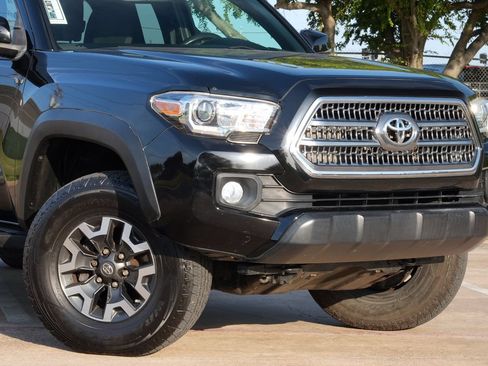 Used 2016 Toyota Tacoma TRD Off-Road AWD/4WD image 18