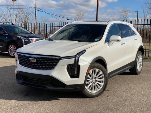 Used 2024 Cadillac XT4 Luxury w/ Cold Weather Package image 2