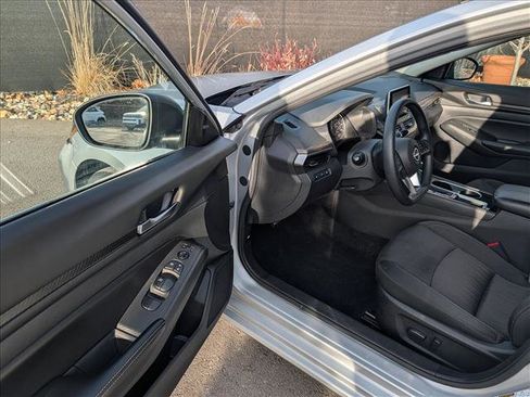 Used 2024 Nissan Altima 2.5 SV image 25