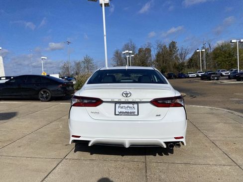 Used 2024 Toyota Camry SE image 9
