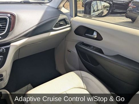 Used 2018 Chrysler Pacifica Limited w/ Tire & Wheel Group FWD image 23