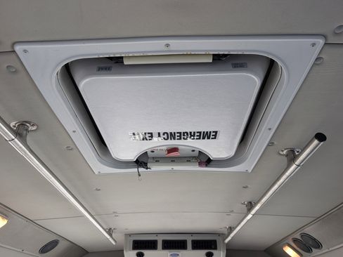 Used 2010 Ford E-450 and Econoline 450 Super Duty image 13