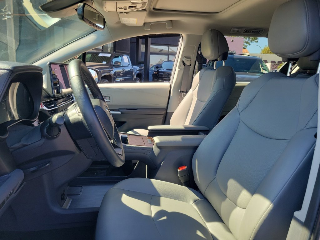 Used 2024 Toyota Sienna XLE FWD image 18
